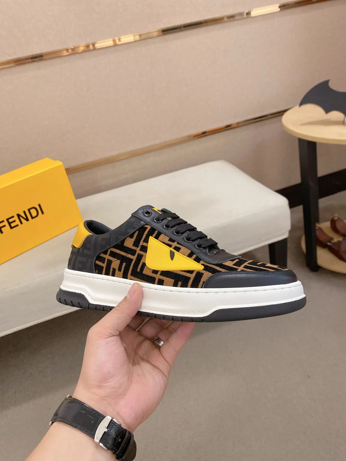Men's shoes💰: 400💰[Fendi] Fendi's latest casual shoes for men! Available at counters simultaneously! A one-to-one replica of the original. All imported official website one-to-one cowhide fabric. The interior is made of top-grade sheepskin, and the original factory-supplied rubber outsole is used. Leading new fashion concepts. Matching code: 38-44. (can be customized for 45 non-refundable)